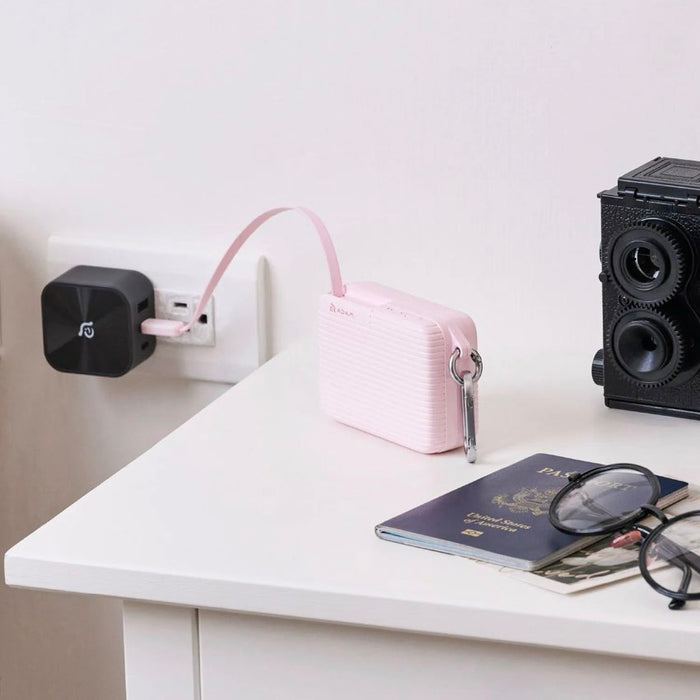 Adam Element Vionta T1 แบตเตอรี่สำรองความจุ 10000mAh สำหรับการเดินทาง ดีไซน์กะทัดรัด มาพร้อมสาย USB-C แบบดึงเก็บได้ ชาร์จเร็ว 30W หลายพอร์ต มีตะขอแขวน และไฟ LED แสดงสถานะ