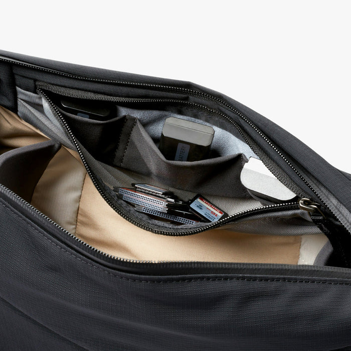 กระเป๋าสะพายข้าง Bellroy Venture Sling 10L (Camera Edition) - Black มีช่องใส่การ์ด