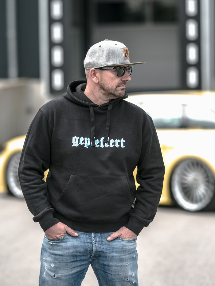 gepfeffert.com® Hoodie - "servus hawedere" - Schwarz - gepfeffert.com