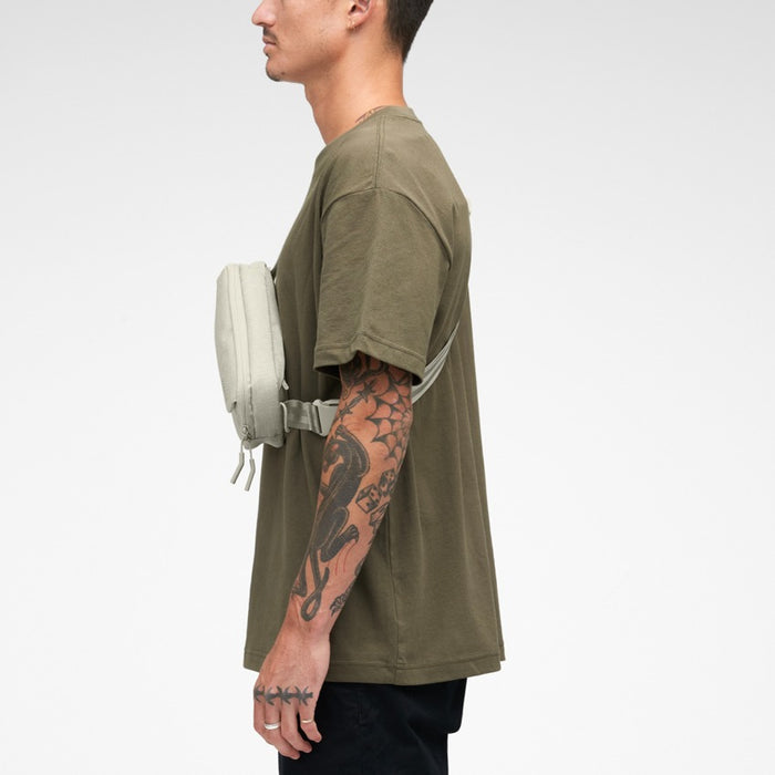 Incase Crosstown Sling ช่องเก็บของภายใน