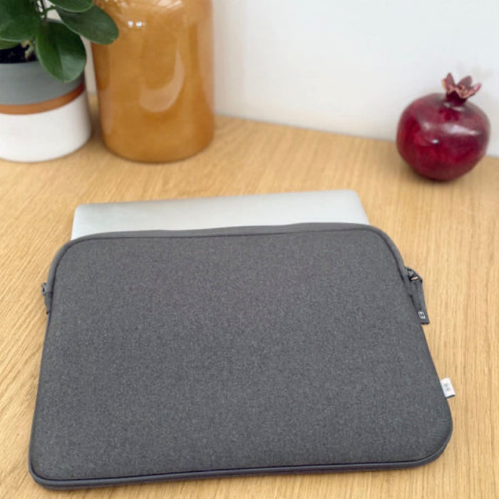 กระเป๋า Shade 2 Life สำหรับ MacBook Pro/Air 13 นิ้ว สี Anthracite กันรอนขีดข่วน แบรนด์ MW