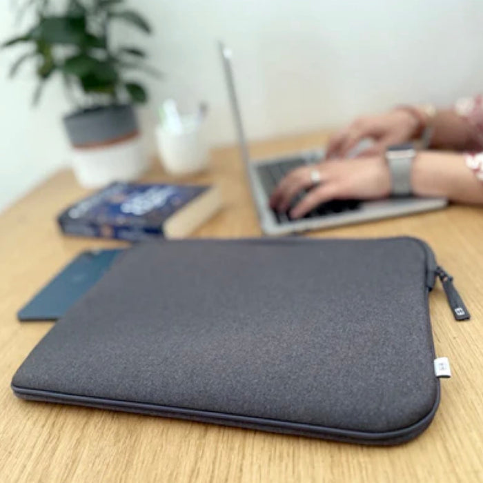กระเป๋า Shade 2 Life สำหรับ MacBook Pro/Air 13 นิ้ว สี Anthracite ดีไซน์สวย แบรนด์ MW