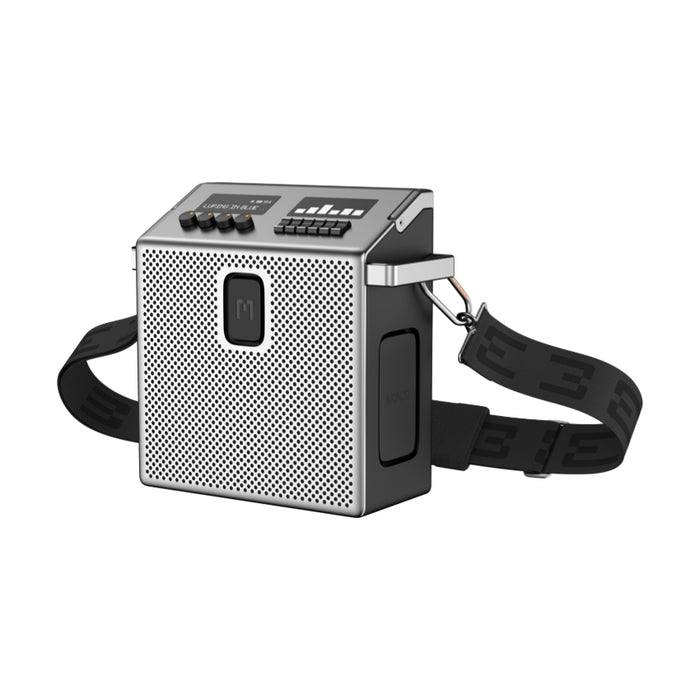 ลำโพง MONDO BT Speaker Medium มุมมองด้านหน้า-ข้าง แสดงดีไซน์ทรงสี่เหลี่ยมและตะแกรงลำโพงสีดำ