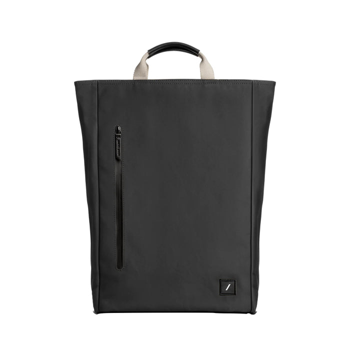 NativeUnion Backpack เป็นกระเป๋าสะพายหลังรูปทรงทันสมัย ทำมาจากโพลีเอสเตอร์รีไซเคิล 100% (rPET) ที่ทำจากขวดพลาสติก และ การตกแต่งอย่างประณีตแหล่งที่มาจากพืช