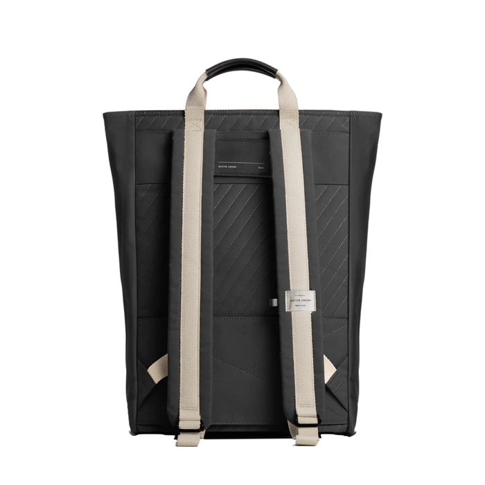 NativeUnion Backpack เป็นกระเป๋าสะพายหลังรูปทรงทันสมัย ทำมาจากโพลีเอสเตอร์รีไซเคิล 100% (rPET) ที่ทำจากขวดพลาสติก และ การตกแต่งอย่างประณีตแหล่งที่มาจากพืช