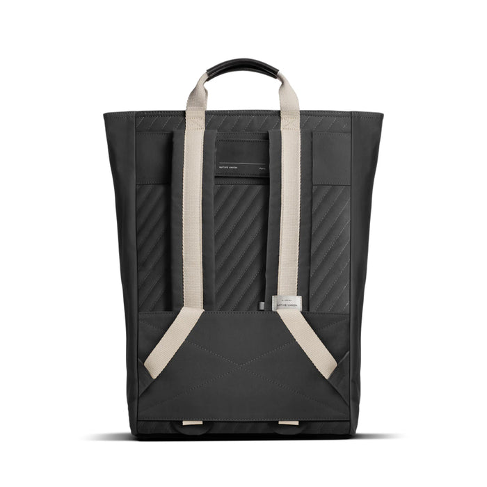 NativeUnion Backpack เป็นกระเป๋าสะพายหลังรูปทรงทันสมัย ทำมาจากโพลีเอสเตอร์รีไซเคิล 100% (rPET) ที่ทำจากขวดพลาสติก และ การตกแต่งอย่างประณีตแหล่งที่มาจากพืช